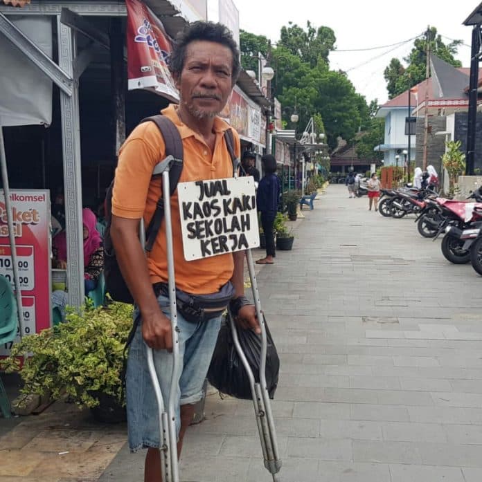 natal_siahaan_penyandang_disabilitas_penjual_kaus_kaki_keliling_yang_pantang_menyerah