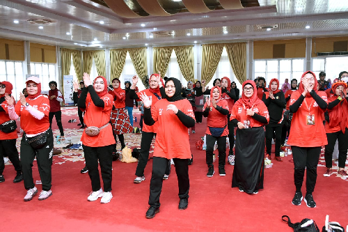 nawal_lubis_ajak_masyarakat_jadikan_olahraga_sebagai_gaya_hidup_sehat