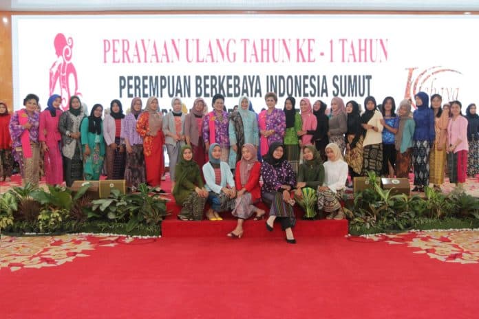 nawal_lubis_ajak_pbi_sumut_libatkan_generasi_milenial_lestarikan_kebaya