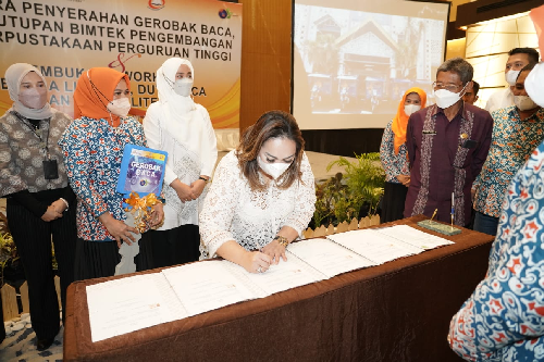 nawal_lubis_beri_bantuan_gerobak_baca_kepada_ketua_gpmb_pakpak_bharat