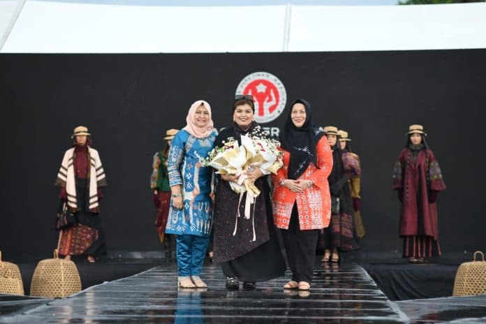 nawal_lubis_dorong_desainer_sumut_terus_gunakan_tenun_lokal