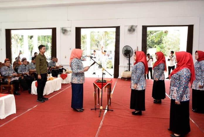 nawal_lubis_lantik_yunita_ashari_tambunan_menjadi_ketua_gpmb_deli_serdang