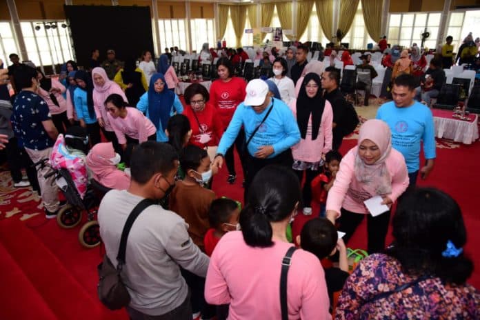 nawal_lubis_motivasi_dan_semangati_anak_anak_penderita_kanker_untuk_sembuh