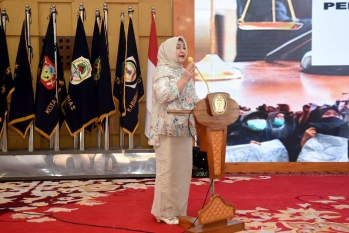 nawal_lubis_motivasi_politisi_dalam_membela_hak_perempuan_di_sumut