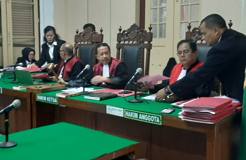 nekat_jual_beli_rokok_dengan_pita_cukai_palsu_pria_ini_diadili_di_pn_medan