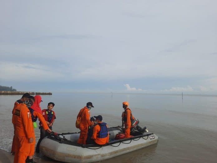 nelayan_hilang_dihantam_ombak_di_pantai_sri_mersiang