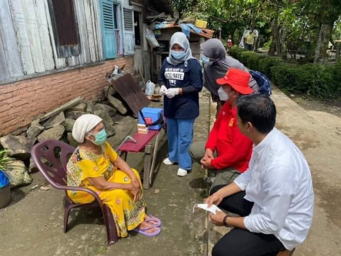 nenek_71_tahun_ini_senang_vaksinasi_dilakukan_door_to_door_di_siantar