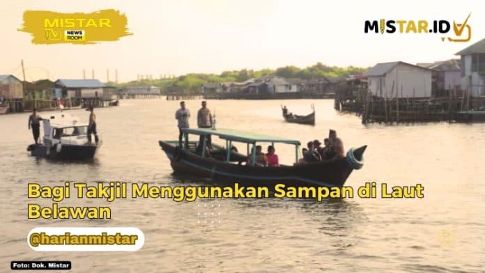 newsroom_bagi_takjil_menggunakan_sampan_di_laut_belawan