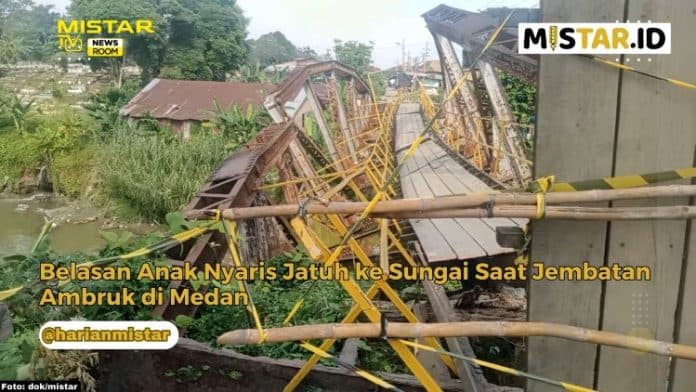 newsroom_belasan_anak_nyaris_jatuh_ke_sungai_saat_jembatan_ambruk_di_medan
