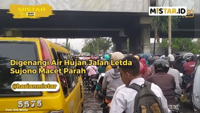 newsroom_digenangi_air_hujan_jalan_letda_sujono_macet_parah