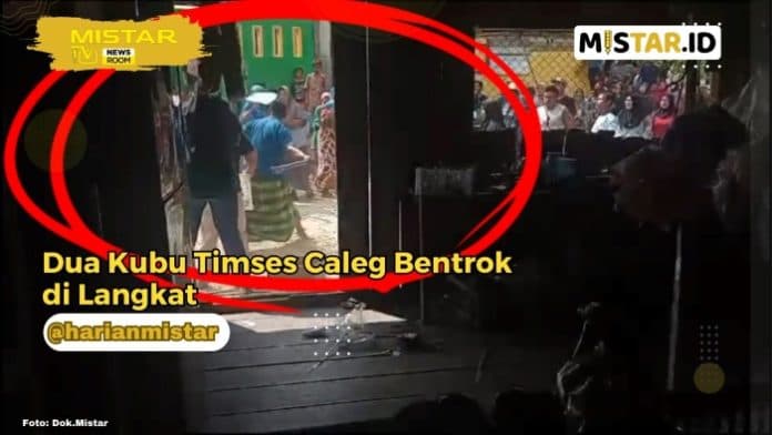newsroom_dua_kubu_timses_caleg_bentrok_di_langkat_6_rumah_warga_rusak