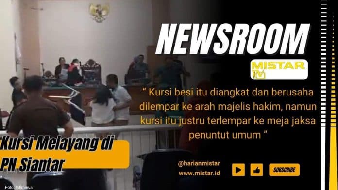 newsroom_istri_terdakwa_asusila_lempar_kursi_ke_jpu_di_pn_siantar