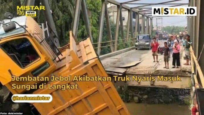 newsroom_jembatan_jebol_akibatkan_truk_nyaris_masuk_sungai_di_langkat