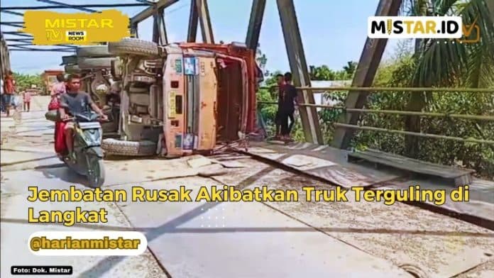 newsroom_jembatan_rusak_akibatkan_truk_terguling_di_langkat