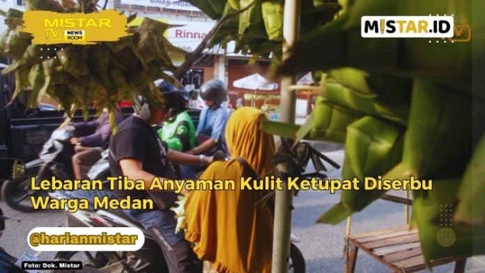 newsroom_lebaran_tiba_anyaman_kulit_ketupat_diserbu_warga_medan