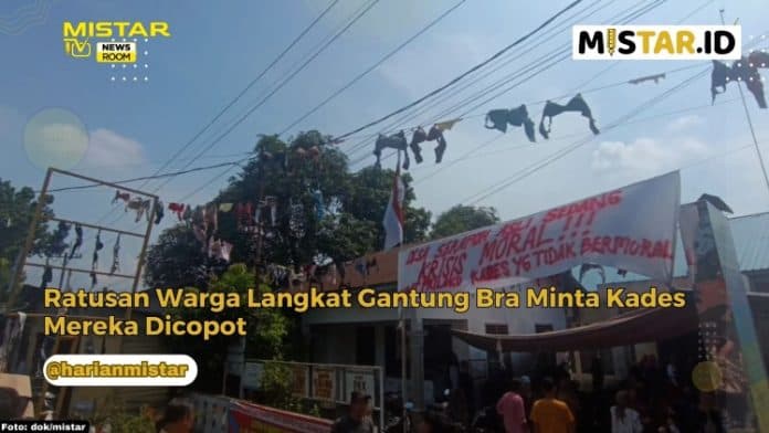 newsroom_ratusan_warga_langkat_gantung_bra_minta_kades_mereka_dicopot