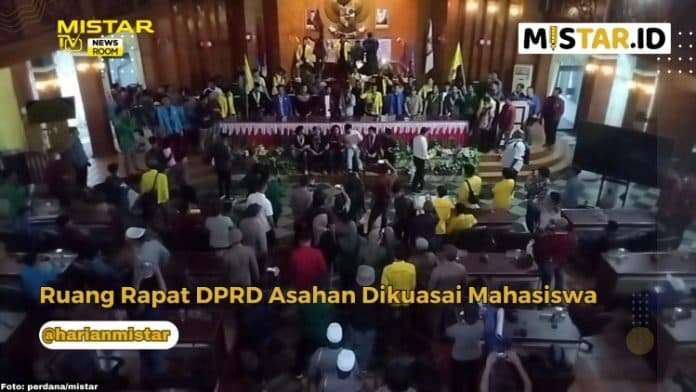 newsroom_ruang_rapat_dprd_asahan_dikuasai_mahasiswa