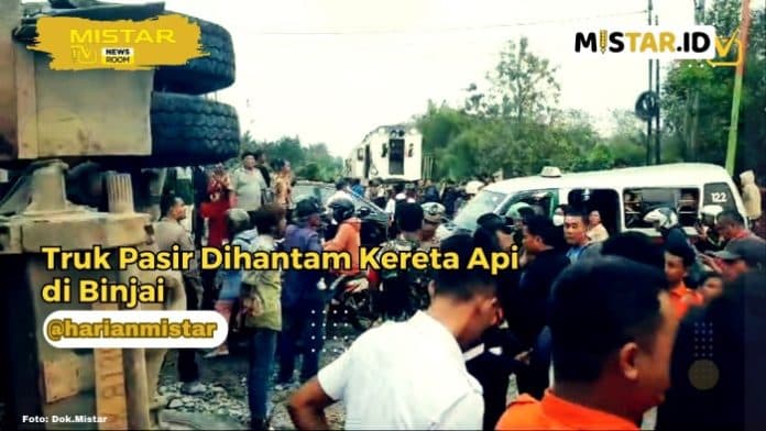 newsroom_truk_pasir_dihantam_kereta_api_di_binjai_hingga_terbalik