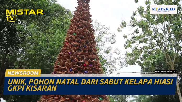 newsroom_unik_pohon_natal_dari_sabut_kelapa_hiasi_gkpi_kisaran