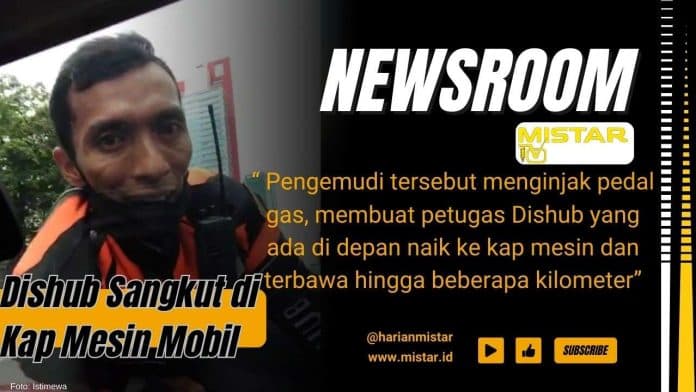 newsroom_viral_dishub_jaksel_sangkut_di_kap_mesin_mobil