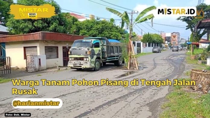 newsroom_warga_tanam_pohon_pisang_di_tengah_jalan_rusak