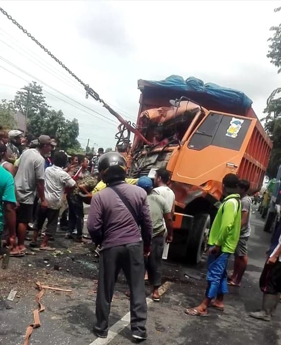 ngantuk_dump_truk_fuso_hantam_truk_berhenti_sopir_terjepit