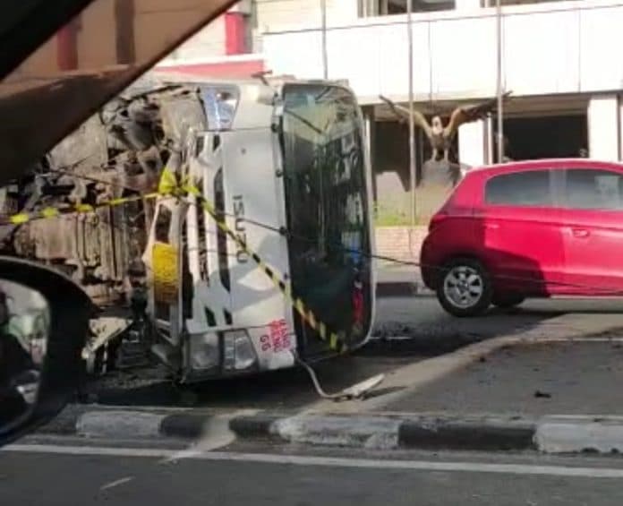 ngantuk_truk_dari_palembang_terbalik_di_jalan_sisingamangaraja_medan