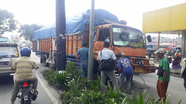 ngelak_mobil_pribadi_truk_pengangkut_pupuk_tabrak_tiang_baliho