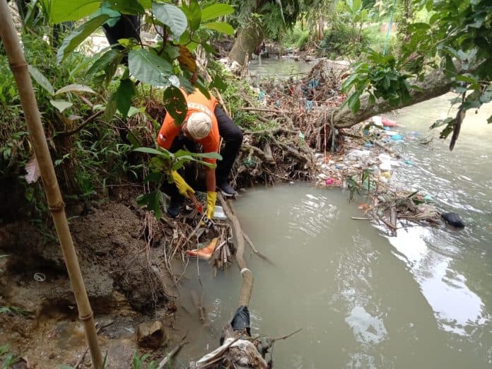 ngeri_potongan_kaki_manusia_ditemukan_di_pinggiran_anak_sungai_bah_bolon_di_simalungun
