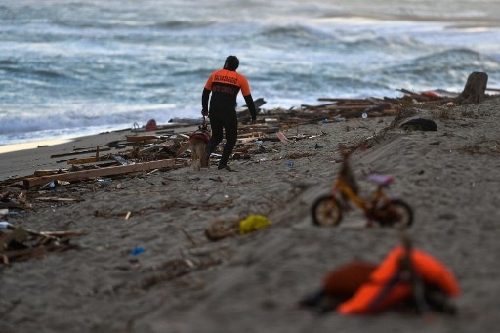 ngerih_59_tewas_termasuk_12_anak_akibat_kapal_karam_di_lepas_pantai_italia