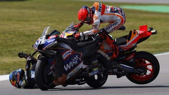 ngerih_momen_marquez_tabrak_oliveira_di_motogp_portugal_2023