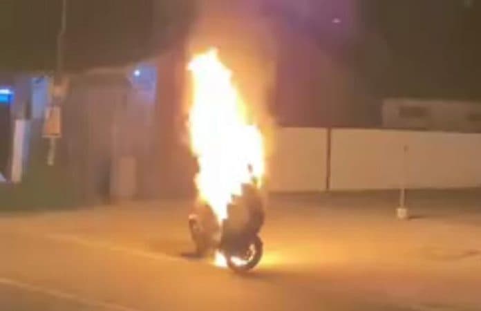 niat_mencuri_besi_sepeda_motor_sang_maling_malah_dibakar_warga