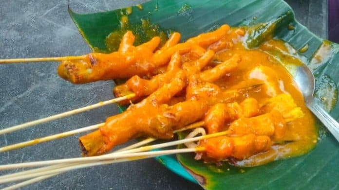 nikmatnya_makan_sate_ceker_di_lapangan_pasir_tanjung_balai