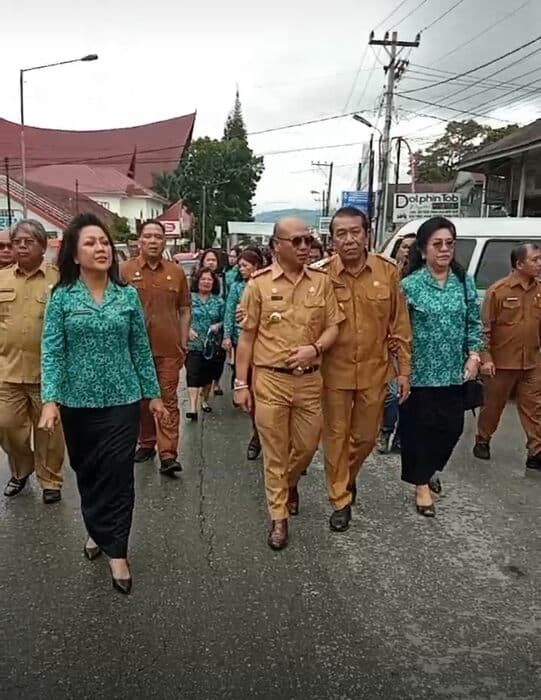 nikson_nababan_tinggalkan_rumah_dinas_bupati_taput_warga_menangis
