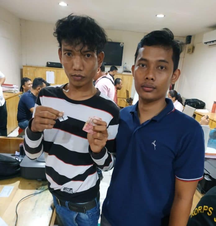 nunggu_pembeli_polisi_sikat_pengedar_narkoba