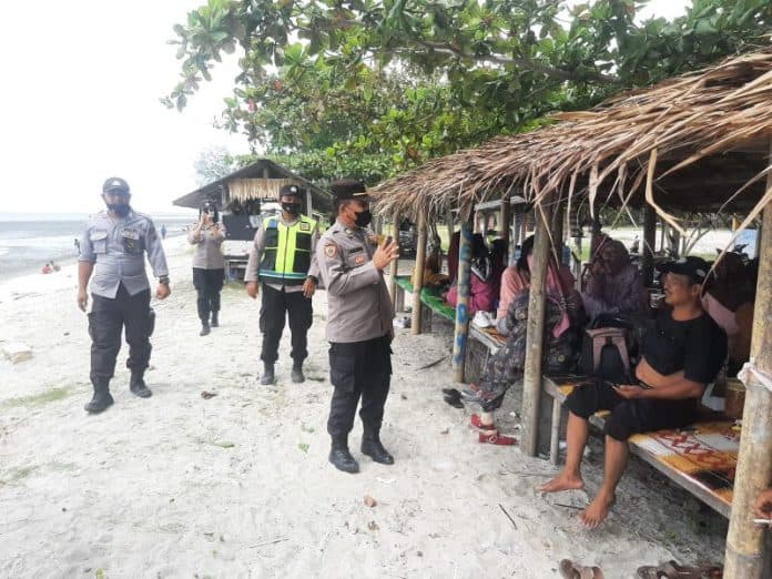 objek_wisata_pantai_di_batu_bara_dipadati_ribuan_pengunjung_polisi_perketat_pengamanan