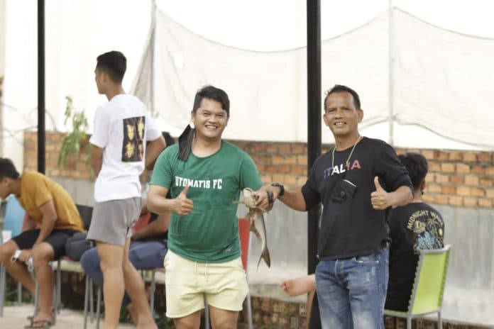 official_psms_isi_waktu_senggang_dengan_mancing_dan_main_layangan