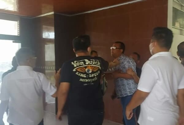 oknum_dprd_tebing_tinggi_dan_mantan_anggota_dewan_nyaris_adu_jotos
