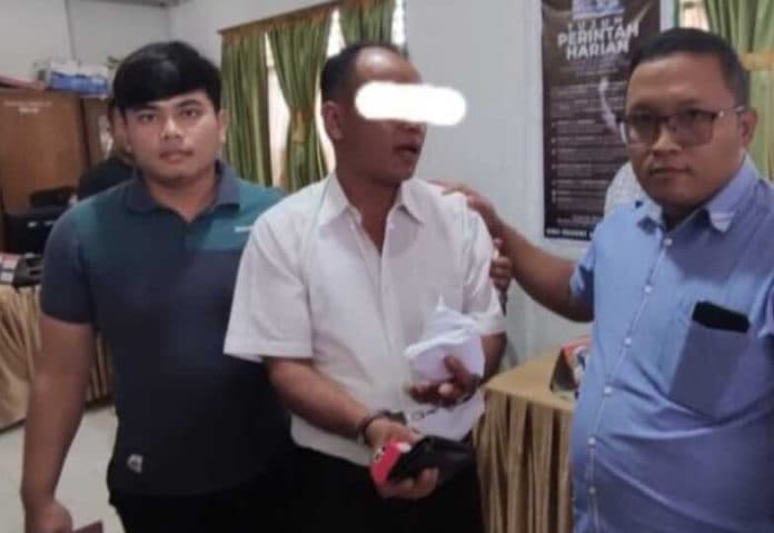oknum_mengaku_wartawan_kena_ott_kejari_taput_saat_peras_kepala_sma_negeri_1_lintong_nihuta