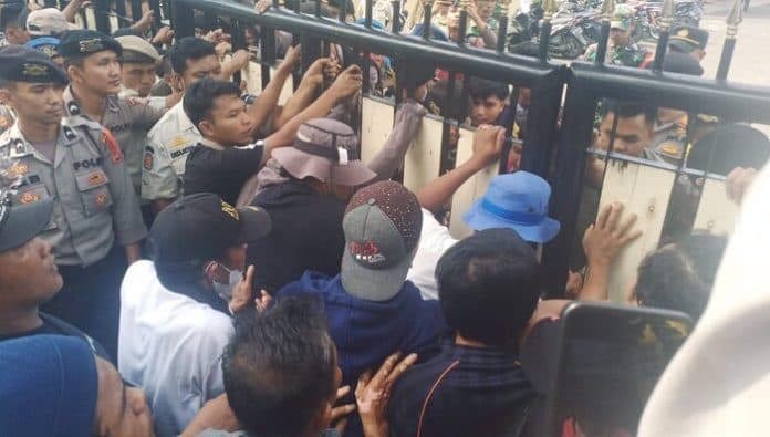 oknum_pegawai_disperindag_sibolga_jual_beli_lapak_pedagang_demo