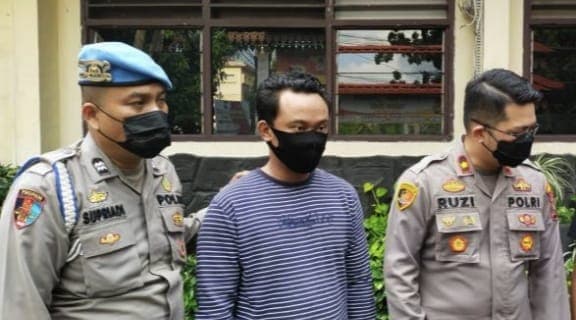 oknum_polsek_medan_barat_yang_gelapkan_sepeda_motor_tetangganya_diamankan