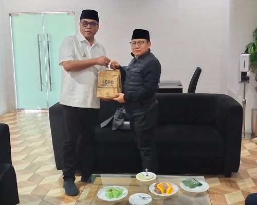 oleh_oleh_kopi_mandailing_natal_untuk_wakil_ketua_dpr_muhaimin_iskandar
