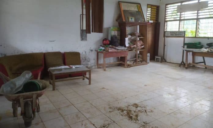 ombudsman_sumut_tinjau_sd_negeri_0574627_yang_belajar_beralaskan_tikar