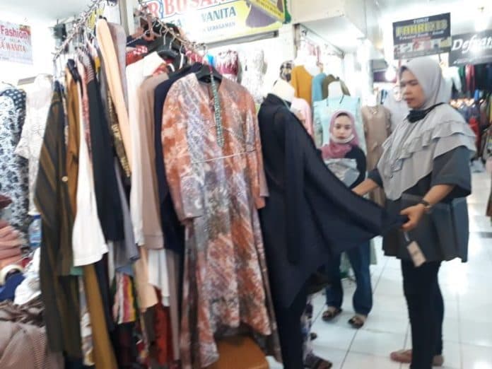 omset_pedagang_pakaian_di_pusat_pasar_mulai_meningkat_55_persen