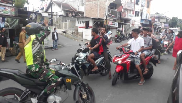operasi_gabungan_di_siantar_babinsa_minta_pengendara_tak_pakai_masker_putar_haluan