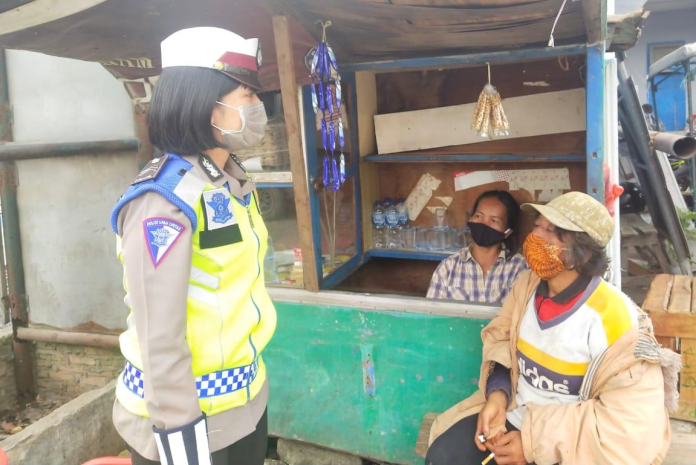 operasi_zebra_toba_2020_sat_lantas_polres_toba_bagikan_masker_dan_stiker