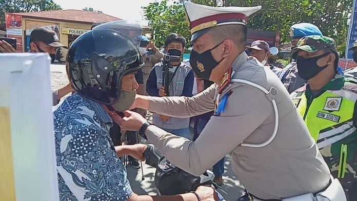 ops_keselamatan_toba_2021_kasat_lantas_samosir_bagi_helm_dan_masker