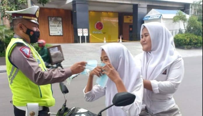 ops_keselamatan_toba_2022_polsek_medan_baru_bagikan_masker_ke_pengendara
