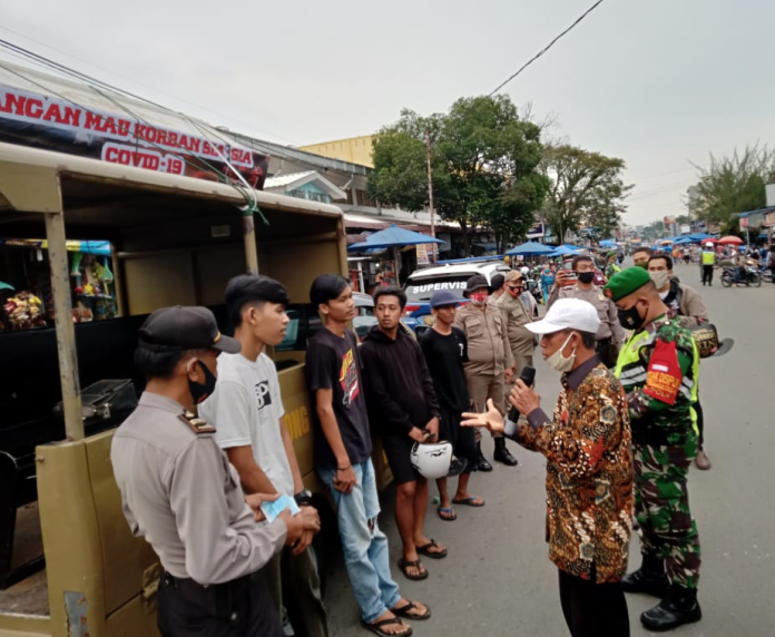 ops_yustisi_di_jalan_patuan_nagari_parluasan_petugas_bawa_peti_mati