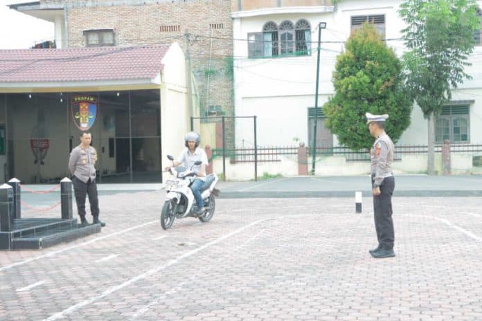 optimalkan_pelayanan_kapolres_cek_pelayanan_publik_polres_samosir